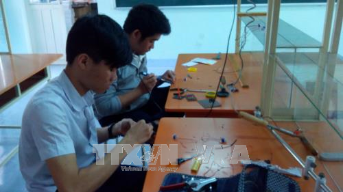 Hai học sinh sáng tạo máy đọc tài liệu cho người khiếm thị 